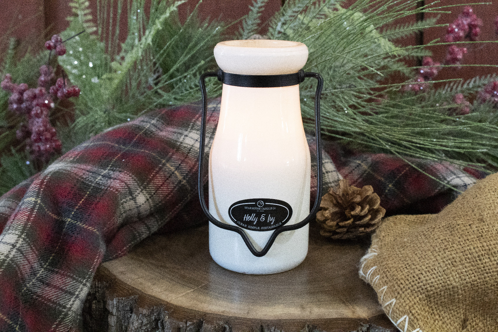 MILKHOUSE CANDLE Mirisna svijeća Holy & Ivy MILKBOTTLE (227 g)