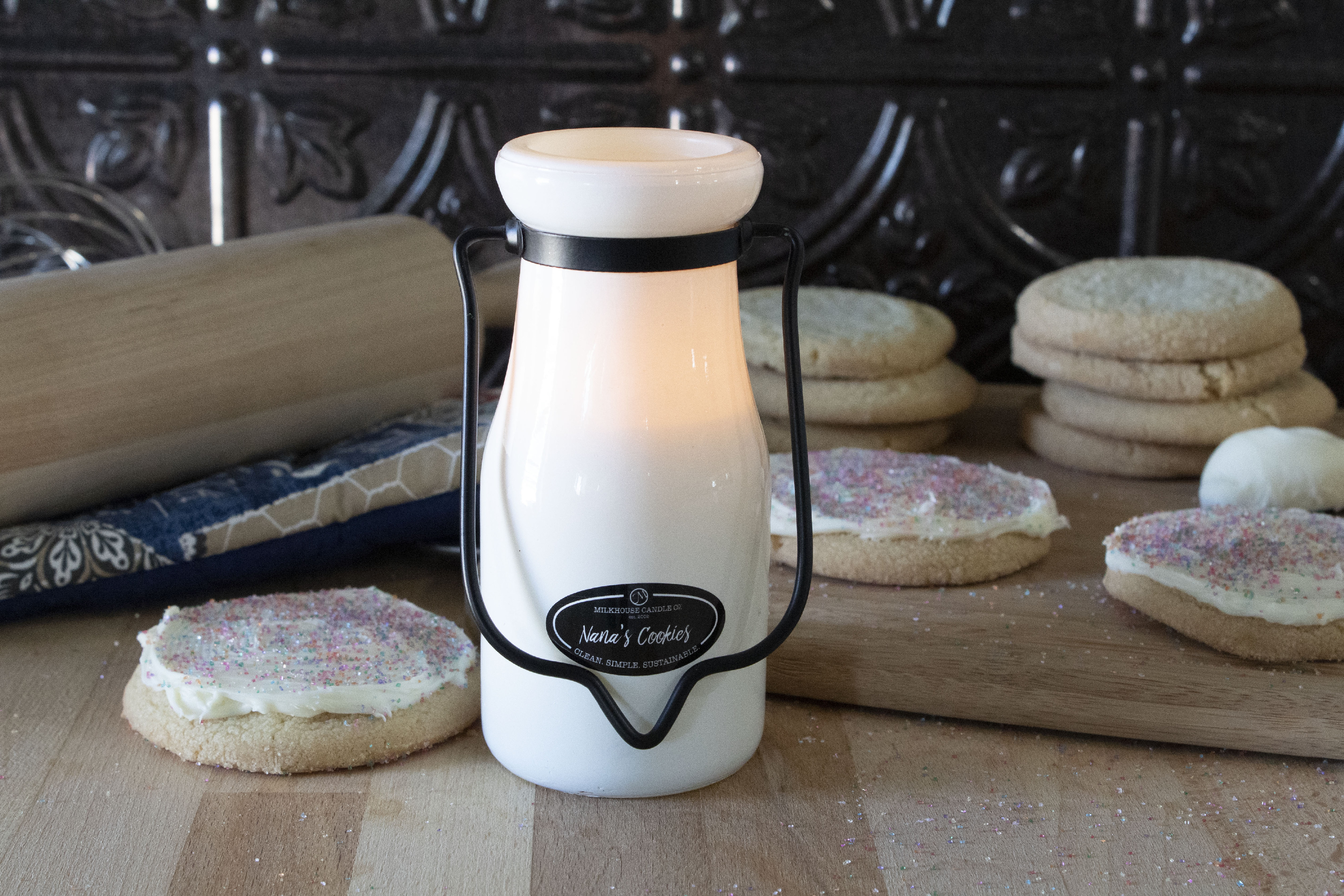 MILKHOUSE CANDLE Nana's Cookies mirisna svijeća MILKBOTTLE (227 g)